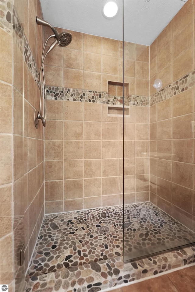 bathroom featuring a tile shower