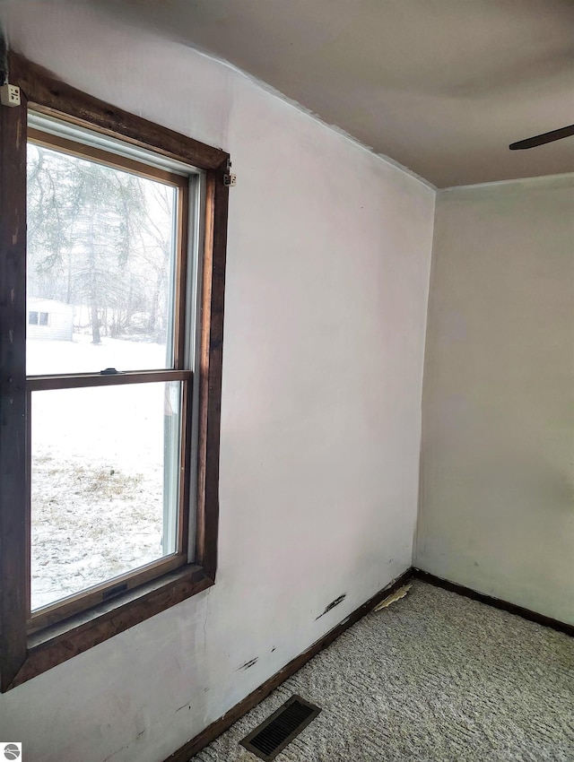 carpeted empty room featuring ceiling fan