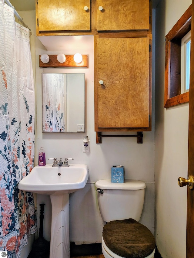 bathroom featuring toilet and sink