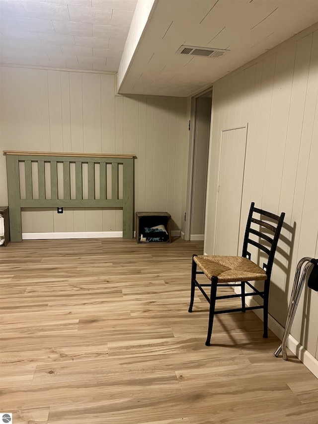 living area with light hardwood / wood-style flooring