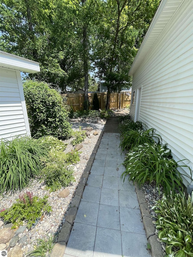 view of yard featuring a patio area