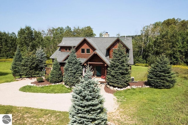 view of front of home featuring a front lawn