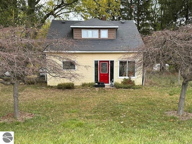 view of front of house featuring a front lawn