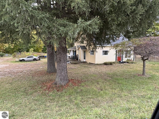 view of front of house with a front lawn