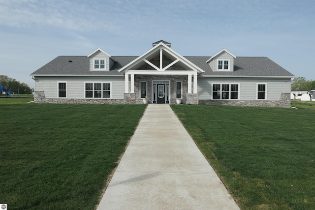 craftsman house with a front lawn