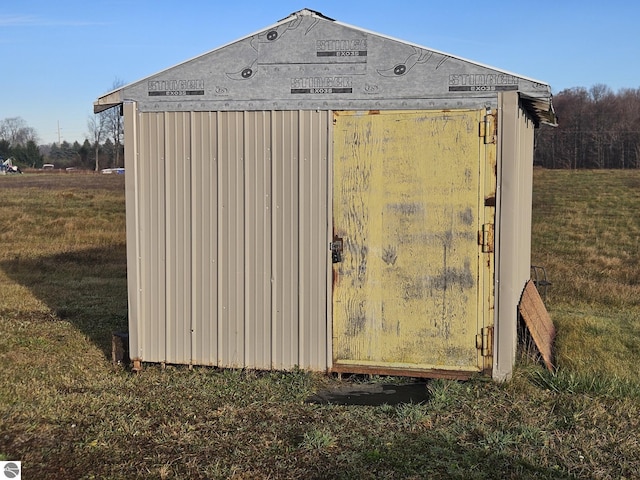 view of outdoor structure featuring a yard