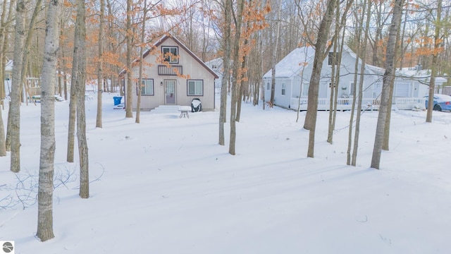 view of yard layered in snow