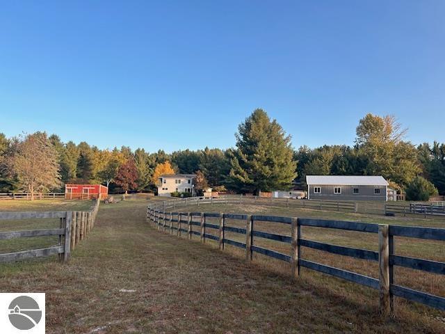 view of yard featuring a rural view