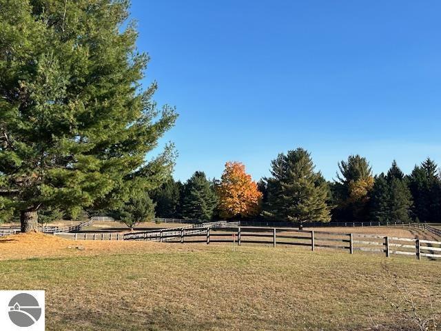 view of yard featuring a rural view