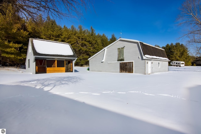 exterior space featuring an outbuilding