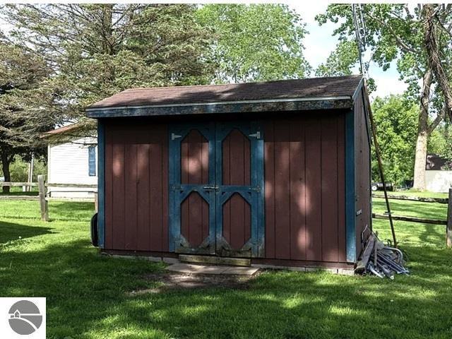 view of outdoor structure with a yard