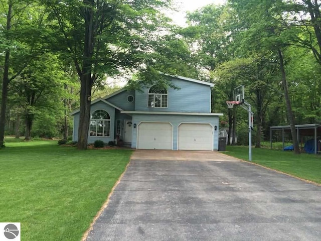 view of front of home featuring an attached garage, aphalt driveway, and a front yard