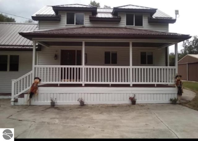 view of front of property featuring covered porch