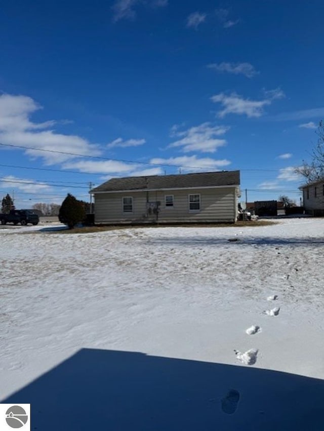 view of yard layered in snow