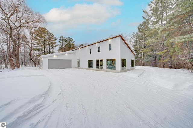 view of front facade featuring a garage