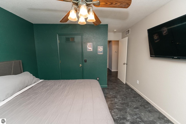 unfurnished bedroom featuring ceiling fan