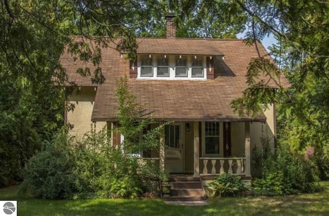 view of front facade with a front lawn and a porch