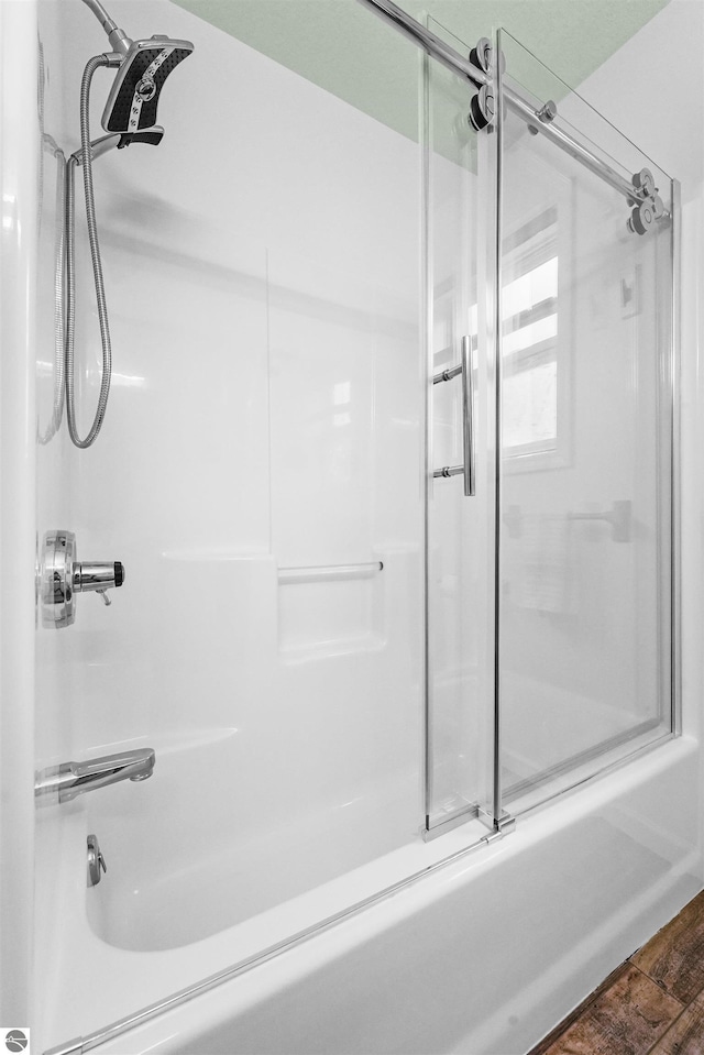 bathroom with combined bath / shower with glass door