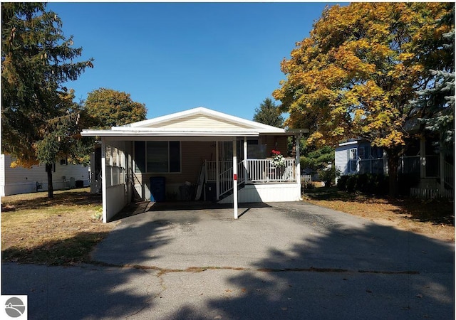 view of front of house featuring covered porch and driveway