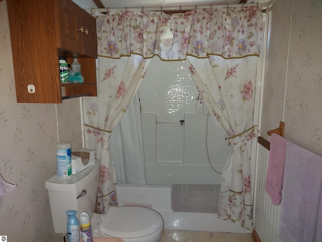 bathroom featuring shower / tub combo with curtain, toilet, and wallpapered walls