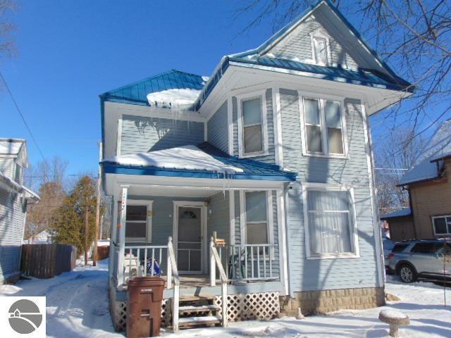 view of front facade with metal roof