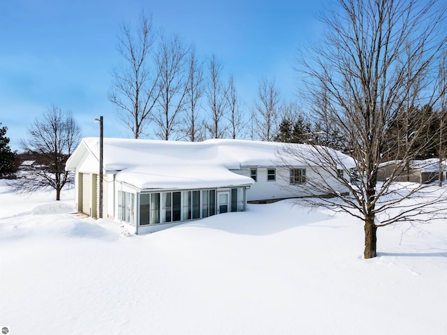 view of front facade featuring a garage