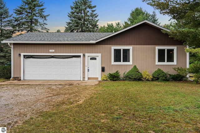 ranch-style house with a garage, dirt driveway, roof with shingles, and a front yard