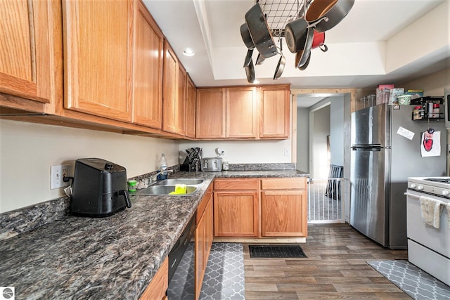 kitchen with white electric range, dark wood-type flooring, a sink, visible vents, and dishwasher