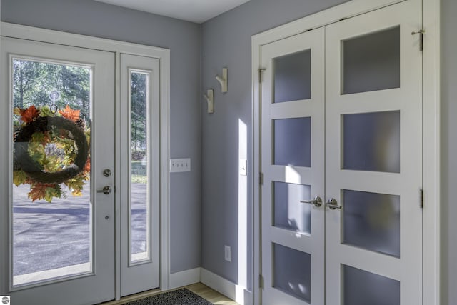 foyer featuring baseboards