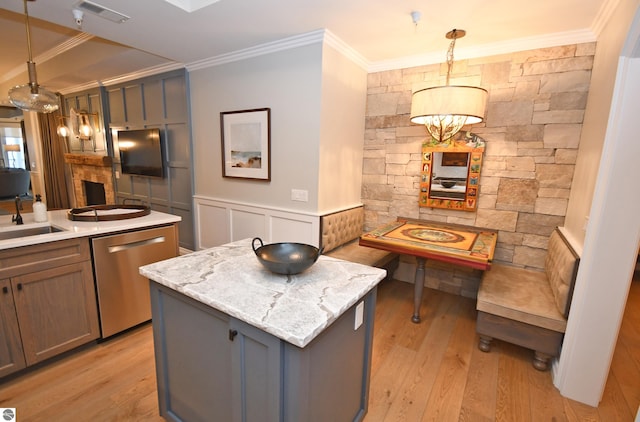 kitchen featuring a sink, visible vents, ornamental molding, and stainless steel dishwasher