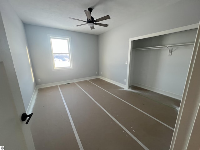 unfurnished bedroom featuring a closet, a ceiling fan, and baseboards