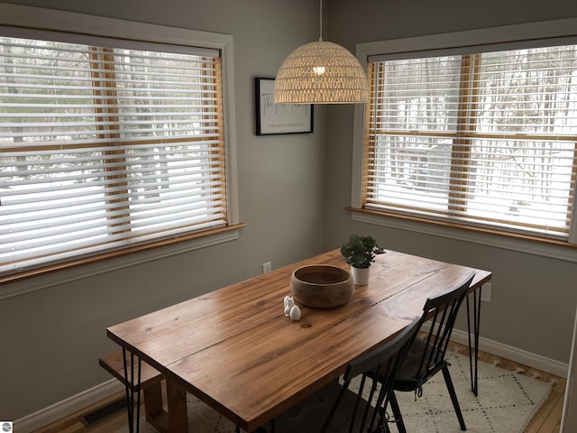 dining space with visible vents and baseboards