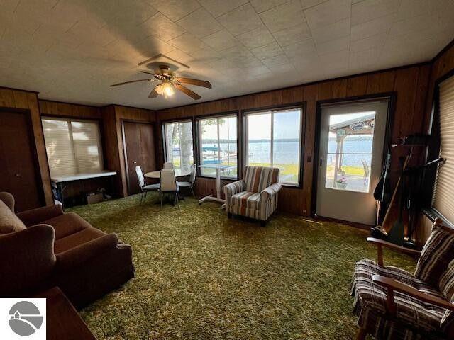 sunroom / solarium with ceiling fan