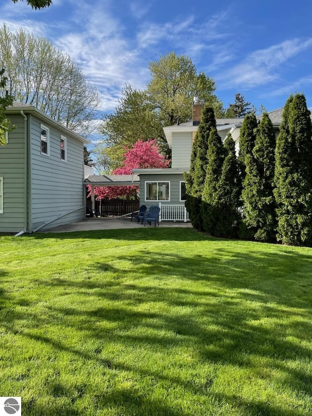 view of yard featuring a patio area