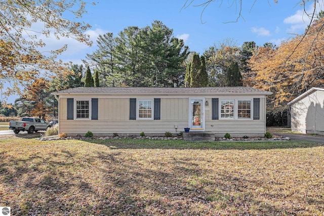 view of front of home featuring a front lawn