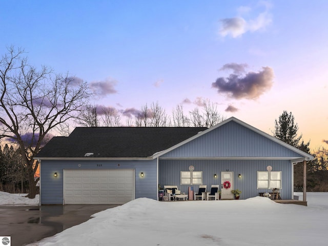 view of front facade featuring a garage and driveway