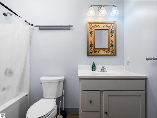 bathroom with shower / tub combo, baseboards, vanity, and toilet
