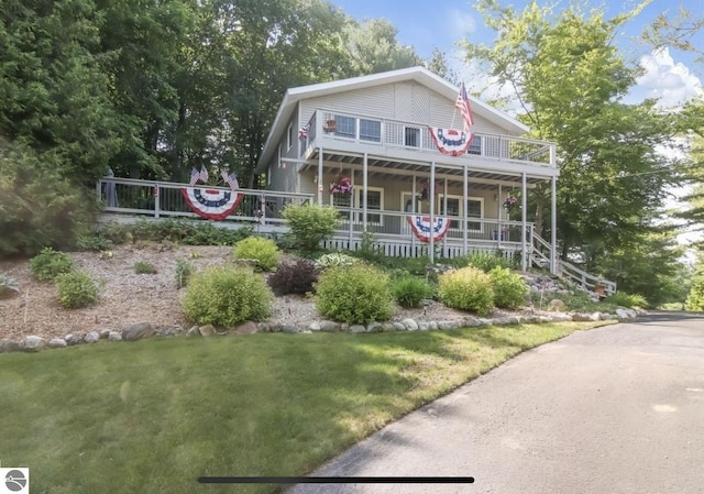 view of front facade featuring a porch and a front lawn