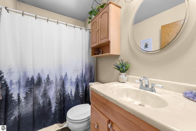 bathroom with a shower with curtain, vanity, and toilet