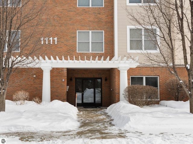 view of front facade featuring brick siding