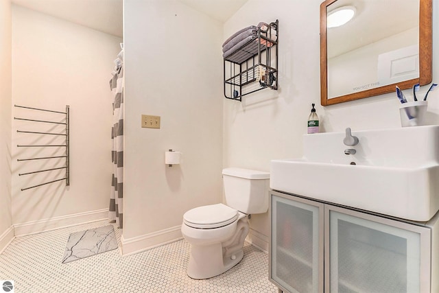 full bathroom with a shower with shower curtain, baseboards, toilet, and vanity