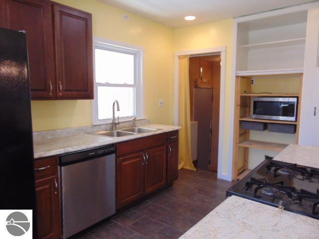 kitchen featuring a sink, light countertops, recessed lighting, and stainless steel appliances