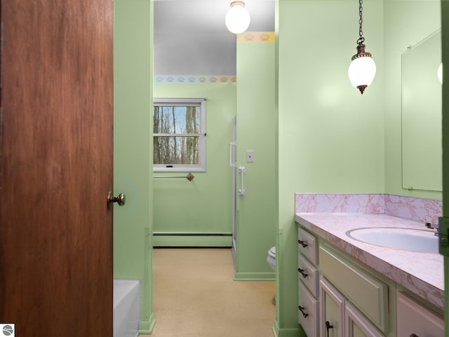 full bathroom featuring vanity, baseboards, toilet, a bathtub, and baseboard heating