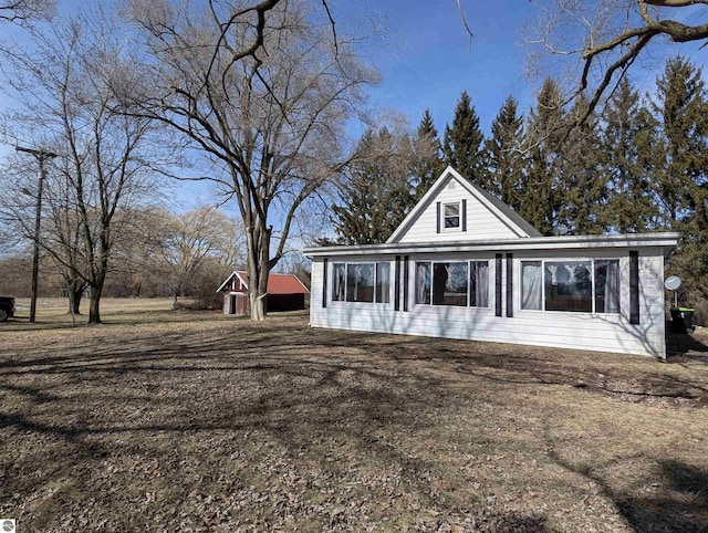 view of front of house featuring an outdoor structure