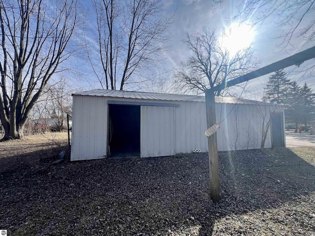 view of outdoor structure with an outbuilding