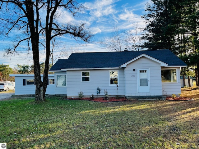 view of front of property featuring a front yard