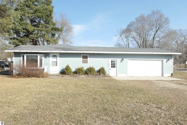 view of front of house featuring driveway, an attached garage, and a front yard