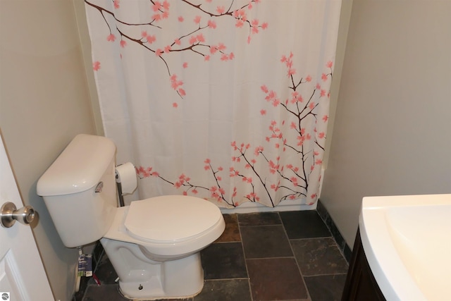 full bath with a shower with curtain, toilet, vanity, and baseboards