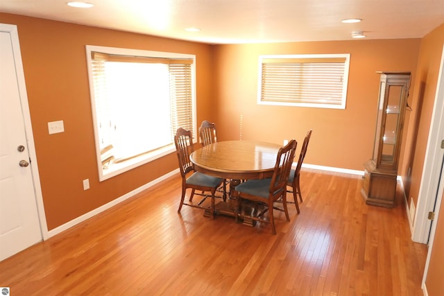 dining area featuring recessed lighting, light wood-style floors, and baseboards