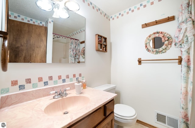 full bathroom with visible vents, curtained shower, toilet, and vanity